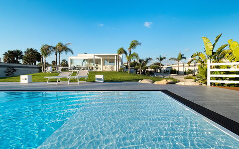 Casa Biancoverde - Marsala, Sicilia: L'Eau, Ciel, Plante, Jour, Propriété, Piscine, Bleu Azur, Arbre, Ombre, Loisir