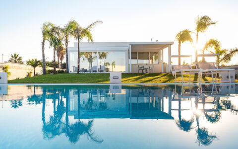 Casa Biancoverde - Marsala, Sicilia: L'Eau, Ciel, Propriété, Bâtiment, La Nature, Bleu Azur, Arbre, Piscine, Architecture, Plante