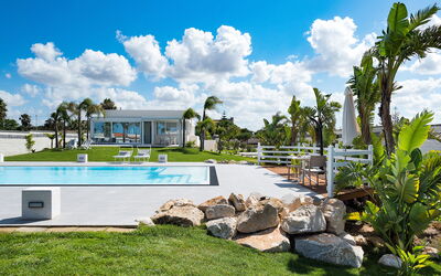 Casa Biancoverde - Marsala, Sicilia: Nuage, Ciel, Plante, Bâtiment, Lot Terre, Piscine, Arecales, L'Eau, Herbe, Arbre