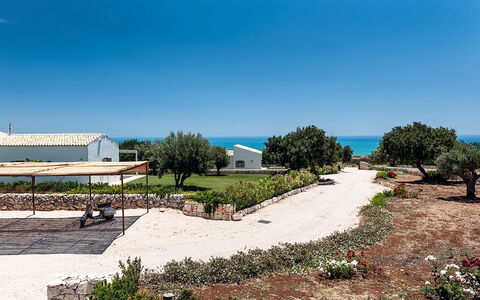 Isolina Bianca - Scicli, Sicilia: Ciel, Plante, Lot Terre, Arbre, Surface De La Route, Zone Résidentielle, Paysage, Design Urbain, Ombre, Paysage Naturel