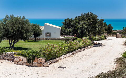 Isolina Bianca - Scicli, Sicilia: Ciel, Plante, Propriété, L'Eau, Arbre, Paysage Naturel, Lot Terre, Maison, Bâtiment, Herbe