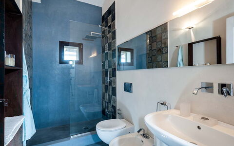 Isolina Bianca - Scicli, Sicilia: Luminaire Plomberie, Miroir, Robinet, Évier, Propriété, Violet, Salle De Bains, Bleu Azur, Lavabo, Design Intérieur