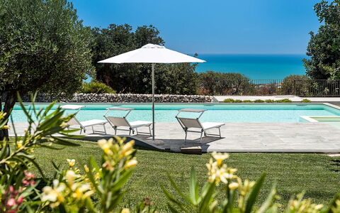 Isolina Bianca - Scicli, Sicilia: L'Eau, Fleur, Plante, Propriété, Ciel, Botanique, La Nature, Bleu Azur, Piscine, Arbre