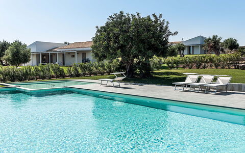 Isolina Bianca - Scicli, Sicilia: L'Eau, Plante, Ciel, Propriété, Jour, Piscine, Bleu Azur, Bâtiment, Arbre, Rectangle