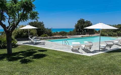 Isolina Verde - Scicli, Sicilia: L'Eau, Plante, Ciel, Arbre, Piscine, Mobilier De Jardin, Ombre, Balancelle, Arecales, Rectangle