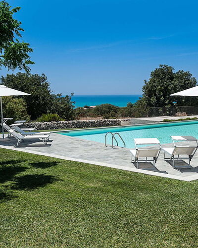 Isolina Verde - Scicli, Sicilia: L'Eau, Plante, Ciel, Arbre, Piscine, Mobilier De Jardin, Ombre, Balancelle, Arecales, Rectangle