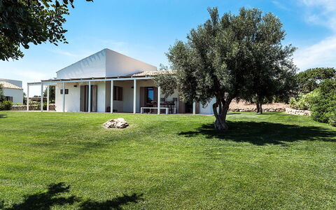 Isolina Rossa - Scicli, Sicilia: Ciel, Plante, Propriété, Bâtiment, Nuage, Arbre, Lot Terre, Maison, Herbe, Paysage Naturel