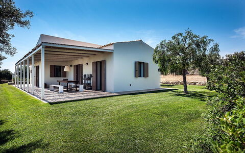 Isolina Rossa - Scicli, Sicilia: Ciel, Plante, Bâtiment, Arbre, Fenêtre, Maison, Lot Terre, Paysage Naturel, Ombre, Herbe