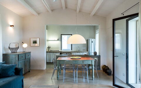 Isolina Rossa - Scicli, Sicilia: Table, Bois, Design Intérieur, Bâtiment, Sol, Sol, Maison, Canapé, Salon