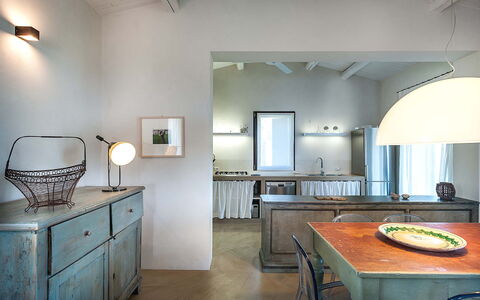 Isolina Rossa - Scicli, Sicilia: Table, Meubles, Cabinetry, Design Intérieur, Bois, Cuisine, Sol, Sol, Tiroir, Dur