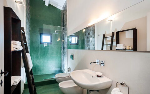 Isolina Rossa - Scicli, Sicilia: Miroir, Luminaire Plomberie, Robinet, Évier, Salle De Bains, Violet, Éclairage, Lavabo, Design Intérieur