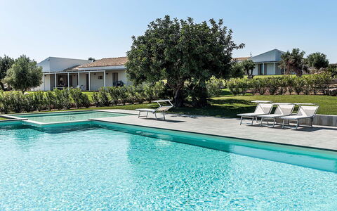 Isolina Rossa - Scicli, Sicilia: L'Eau, Plante, Ciel, Propriété, Jour, Piscine, Bleu Azur, Bâtiment, Arbre, Rectangle