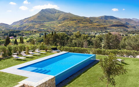 Villa Cinema - Castellammare Del Golfo, Sicilia: Nuage, Ciel, Plante, L'Eau, Propriété, Piscine, Bleu Azur, Montagne, Paysage Naturel, Plan D'Eau