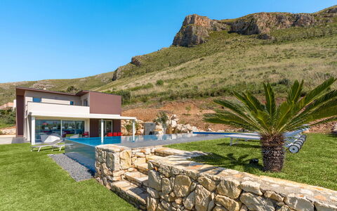 Villa Cinema - Castellammare Del Golfo, Sicilia: Plante, Ciel, Communauté Des Plantes, Montagne, Bâtiment, Herbe, Maison, Arecales, Ombre, Paysage