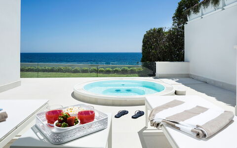 Mariposa - Fontane Bianche, Sicilia: L'Eau, Ciel, Propriété, Meubles, Bâtiment, Bleu Azur, Table, Piscine, Mobilier De Jardin, Architecture