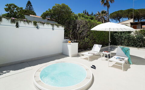 Mariposa - Fontane Bianche, Sicilia: Propriété, Plante, Ciel, L'Eau, Bâtiment, Bleu Azur, Arbre, Mobilier De Jardin, Station Balnéaire, Ombre