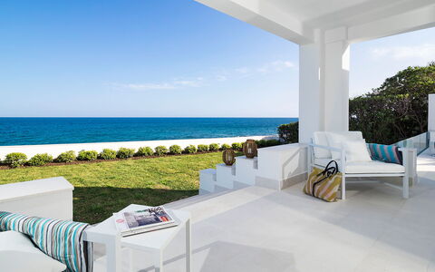 Mariposa - Fontane Bianche, Sicilia: Bâtiment, Ciel, Propriété, Meubles, L'Eau, Plante, Bleu Azur, Ombre, Table, Mobilier De Jardin