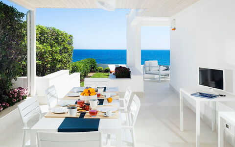 Mariposa - Fontane Bianche, Sicilia: Table, Meubles, Propriété, Bâtiment, Bleu Azur, Plante, Ciel, Chaise, Design Intérieur, Salon