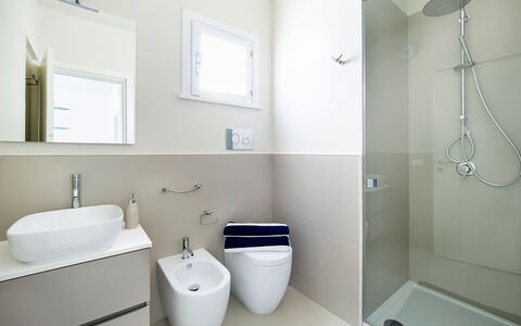 Mariposa - Fontane Bianche, Sicilia: Luminaire Plomberie, Propriété, Salle De Bains, Fenêtre, Miroir, Tete De Douche, Violet, Évier, Design Intérieur