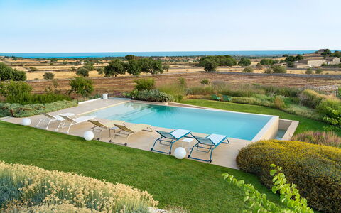 Splendida - Modica, Sicilia: Plante, Ciel, Bâtiment, L'Eau, Piscine, Bleu Azur, Arbre, Paysage Naturel, Lot Terre, Rectangle