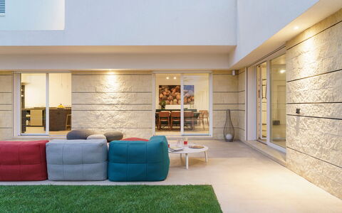 Splendida - Modica, Sicilia: Propriété, Meubles, Canapé, Canapé-Lit, Salon, Étagère, Sol, Sol, Rayonnage, Confort