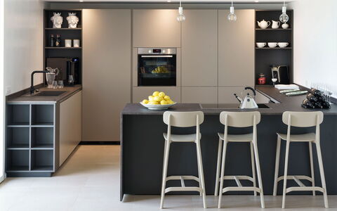 Splendida - Modica, Sicilia: Meubles, Table, Cabinetry, Design Intérieur, Chaise, Sol, Sol, Cuisine, Mur, Rayonnage