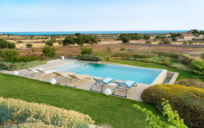Splendida - Modica, Sicilia: Plante, Ciel, Bâtiment, L'Eau, Piscine, Bleu Azur, Arbre, Paysage Naturel, Lot Terre, Rectangle