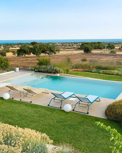 Splendida - Modica, Sicilia: Plante, Ciel, Bâtiment, L'Eau, Piscine, Bleu Azur, Arbre, Paysage Naturel, Lot Terre, Rectangle