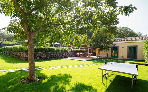 Villa Tranquilla - Randazzo, Sicilia: Plante, Bâtiment, Meubles, Table, Vert, Arbre, Ombre, Botanique, Mobilier De Jardin, Ciel