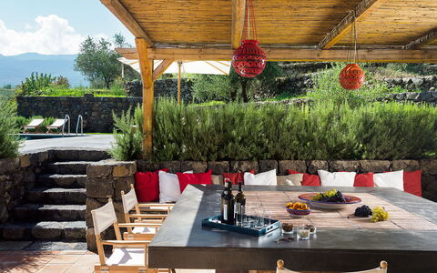 Villa Tranquilla - Randazzo, Sicilia: Table, Meubles, Plante, Chaise, Mobilier De Jardin, Tableau De Plein Air, Arbre, Nuage, Ombre, Vaisselle
