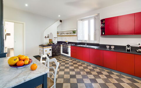 Villa Tranquilla - Randazzo, Sicilia: Meubles, Comptoir, Cabinetry, Cuisine, Orange, Design Intérieur, Sol, Bois, Sol, Cuisinière