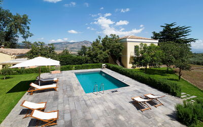 Villa Tranquilla - Randazzo, Sicilia: Ciel, Nuage, Plante, L'Eau, Propriété, Piscine, Bleu Azur, Arbre, Mobilier De Jardin, Parapluie
