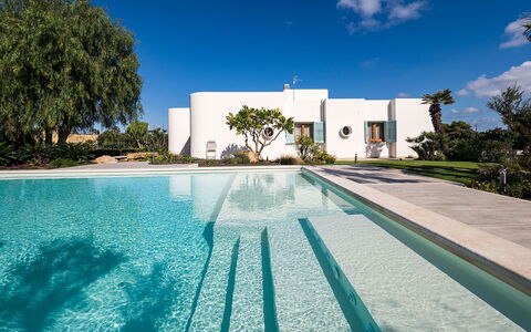 Villa Chiara - Paceco, Sicilia: L'Eau, Ciel, Plante, Propriété, Bâtiment, Nuage, Piscine, Bleu Azur, La Nature, Fenêtre