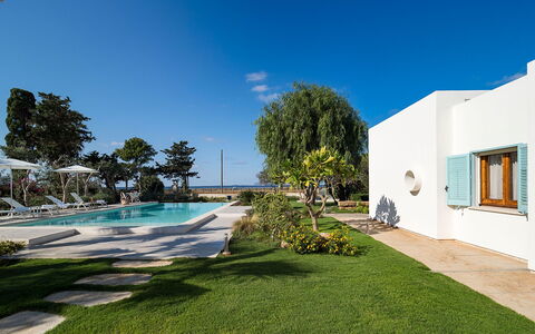 Villa Chiara - Paceco, Sicilia: Ciel, Plante, L'Eau, Arbre, Bâtiment, Fenêtre, Herbe, Paysage, Design Urbain, Loisir