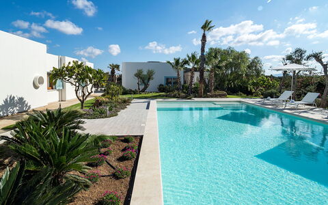 Villa Chiara - Paceco, Sicilia: L'Eau, Nuage, Ciel, Plante, Piscine, Bleu Azur, Arbre, Arecales, Zone Résidentielle, Loisir