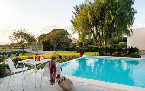 Villa Chiara - Paceco, Sicilia: L'Eau, Plante, Ciel, Piscine, Arbre, Herbe, Loisir, Bâtiment, Paysage, Zone Résidentielle