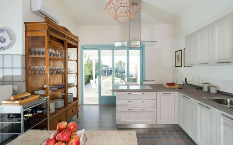 Villa Chiara - Paceco, Sicilia: Cabinetry, Comptoir, Propriété, Meubles, Cuisine, Bois, Tiroir, Évier, Design Intérieur, Sol