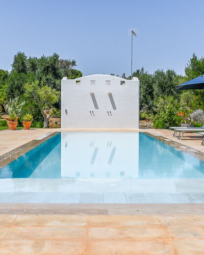 Villa Del Capitolo Con Trullo: L'Eau, Ciel, Piscine, Plante, Arbre, Bâtiment, Ombre, Composite, Loisir, Paysage