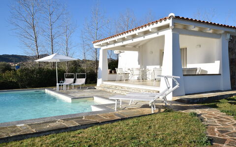Villa Helios - Budoni, Sardegna: L'Eau, Plante, Ciel, Ombre, Piscine, Mobilier De Jardin, Zone Résidentielle, Composite, Arbre, Herbe