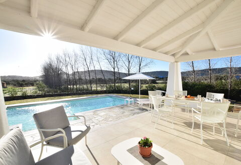 Villa Helios - Budoni, Sardegna: L'Eau, Ciel, Plante, Propriété, Meubles, Table, Chaise, Piscine, Ombre, Fenêtre