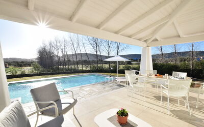 Villa Helios - Budoni, Sardegna: L'Eau, Ciel, Plante, Propriété, Meubles, Table, Chaise, Piscine, Ombre, Fenêtre