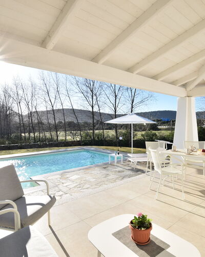 Villa Helios - Budoni, Sardegna: L'Eau, Ciel, Plante, Propriété, Meubles, Table, Chaise, Piscine, Ombre, Fenêtre