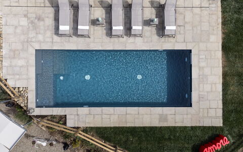 Villa Botinaccio: L'Eau, Bâtiment, Bleu Azur, Rectangle, Design Urbain, Façade, Maison, Brique, Immobilier, Point De Repère