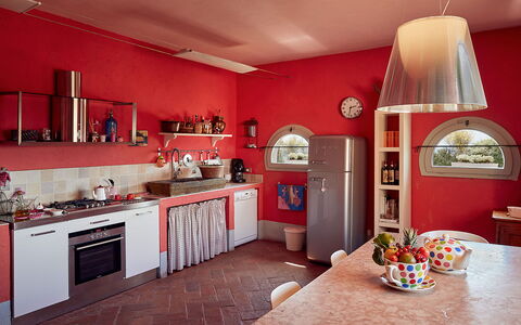 Villa Botinaccio: Cabinetry, Bâtiment, Éclairage, Cadre, Comptoir, Cuisine, Bois, Design Intérieur, Table, Électroménager