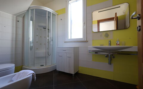 Villa Rosarno: Miroir, Robinet, Propriété, Luminaire Plomberie, Évier, Bâtiment, Armoire De Toilette, Salle De Bains, Violet