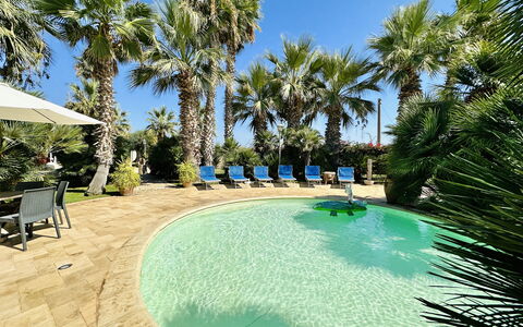 Villa Rosarno: L'Eau, Plante, Meubles, Piscine, Bleu Azur, Ciel, Arbre, Mobilier De Jardin, Station Balnéaire, Chaise