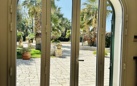 Villa Rosarno: Bâtiment, Plante, Porte, Fenêtre, Ombre, Design Intérieur, Bois, Arbre, Immobilier