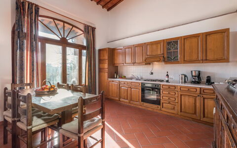 Le Masse - Greve In Chianti, Toscana: Cabinetry, Meubles, Comptoir, Propriété, Table, Cuisine, Bois, Fenêtre, Appareil De Cuisine, Chaise