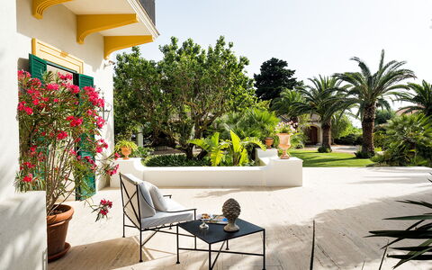 Casa Fiore - Salemi, Sicilia: Plante, Propriété, Bâtiment, Ciel, La Nature, Ombre, Chaise, Arbre, Fleur, Mobilier De Jardin
