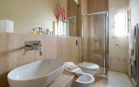 Casa Fiore - Salemi, Sicilia: Marron, Robinet, Miroir, Luminaire Plomberie, Évier, Propriété, Lavabo, Salle De Bains, Bois, Architecture